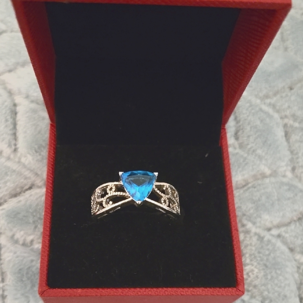 Elegant 9.25 Silver and Blue Gemstone Ring